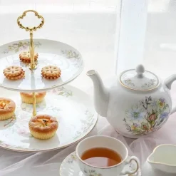 Teeservice aus Bone China: Teekanne, Teetasse, Untertasse, Obstteller, Tablett, Becher und Geschirr