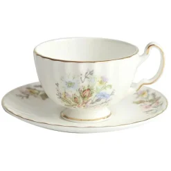 Teeservice aus Bone China: Teekanne, Teetasse, Untertasse, Obstteller, Tablett, Becher und Geschirr