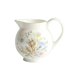 Teeservice aus Bone China: Teekanne, Teetasse, Untertasse, Obstteller, Tablett, Becher und Geschirr