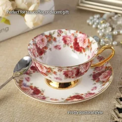 Teeservice aus Bone China mit Blumenmuster – Elegante Teekanne mit Tassen und Untertassen