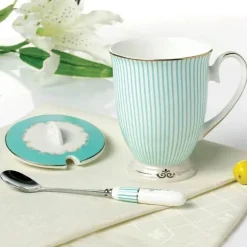 Teeservice aus Knochenporzellan, geblümter europäischer Landhausstil mit Kuchenständer
