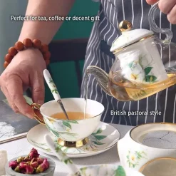 Teeservice mit Kamelien-Blumenmotiv – Teekanne aus Knochenporzellan, Teetasse und Sieb