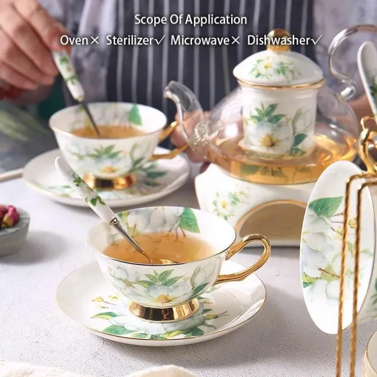 Teeservice mit Kamelien-Blumenmotiv – Teekanne aus Knochenporzellan, Teetasse und Sieb