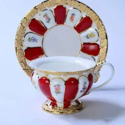 Teetasse und Untertasse aus Bone China mit Goldprägung – Trinkgeschirr im deutschen Design
