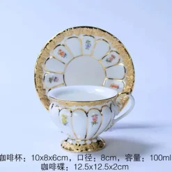 Teetasse und Untertasse aus Bone China mit Goldprägung – Trinkgeschirr im deutschen Design