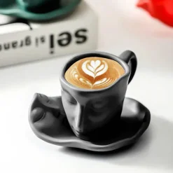 Teetassen-Set aus Keramik mit küssenden Paaren – romantisches Geschenk für Paare mit Untertasse und Löffel