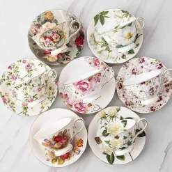 Teetassen-Set aus Porzellan mit Blumenmuster – elegantes Trinkgeschirr mit Untertasse und Löffel