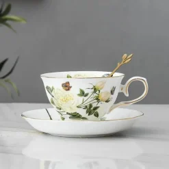 Teetassen-Set aus Porzellan mit Blumenmuster – elegantes Trinkgeschirr mit Untertasse und Löffel