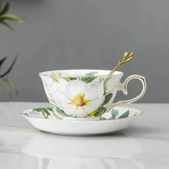 Teetassen-Set aus Porzellan mit Blumenmuster – elegantes Trinkgeschirr mit Untertasse und Löffel