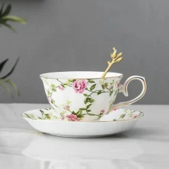 Teetassen-Set aus Porzellan mit Blumenmuster – elegantes Trinkgeschirr mit Untertasse und Löffel