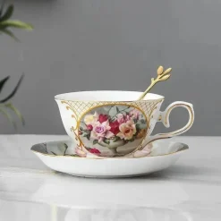 Teetassen-Set aus Porzellan mit Blumenmuster – elegantes Trinkgeschirr mit Untertasse und Löffel