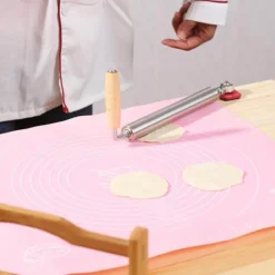 Teigroller aus Edelstahl – einfaches Backwerkzeug für Hobbyköche