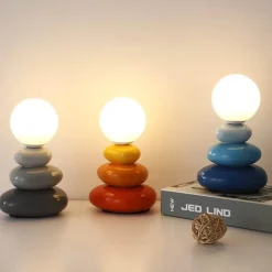 Tischlampe aus gestapelten Steinen – Kreative dekorative Leuchte