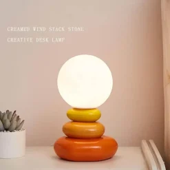Tischlampe aus gestapelten Steinen – Kreative dekorative Leuchte