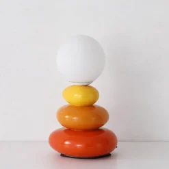 Tischlampe aus gestapelten Steinen – Kreative dekorative Leuchte