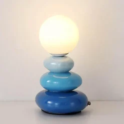 Tischlampe aus gestapelten Steinen – Kreative dekorative Leuchte