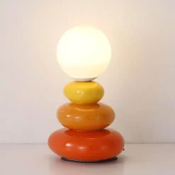 Tischlampe aus gestapelten Steinen – Kreative dekorative Leuchte