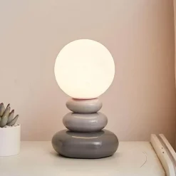 Tischlampe aus gestapelten Steinen – Kreative dekorative Leuchte