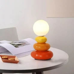 Tischlampe aus gestapelten Steinen – Kreative dekorative Leuchte