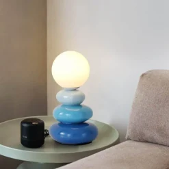 Tischlampe aus gestapelten Steinen – Kreative dekorative Leuchte