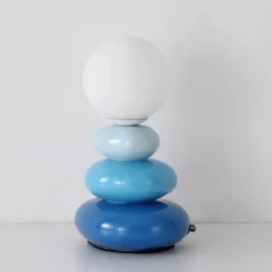 Tischlampe aus gestapelten Steinen – Kreative dekorative Leuchte