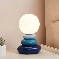 Tischlampe aus gestapelten Steinen – Kreative dekorative Leuchte