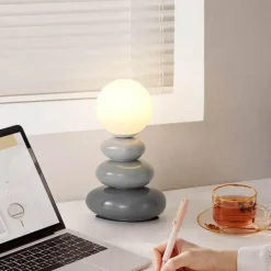 Tischlampe aus gestapelten Steinen – Kreative dekorative Leuchte