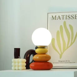 Tischlampe aus gestapelten Steinen – Kreative dekorative Leuchte