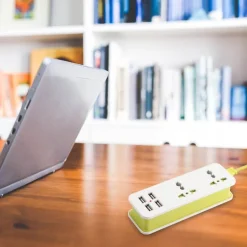 Tragbarer Überspannungsschutz für unterwegs – Kompakte Steckdose mit USB-Anschlüssen