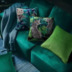 Tropischer Kissenbezug aus Samt – Palmenblätter-Tierdruck mit Quasten