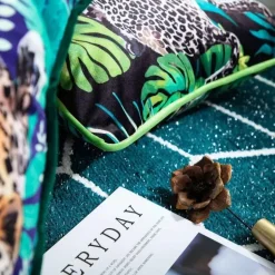 Tropischer Kissenbezug aus Samt – Palmenblätter-Tierdruck mit Quasten