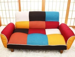 Verstellbares Zweisitzer-Sofa – farbenfrohes, modernes Stoffsofa