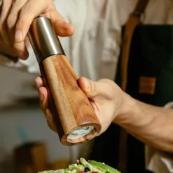 Vintage Pfeffermühle aus Holz – ein klassisches Küchenutensil