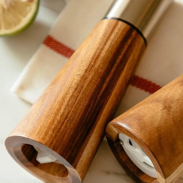 Vintage Pfeffermühle aus Holz – ein klassisches Küchenutensil