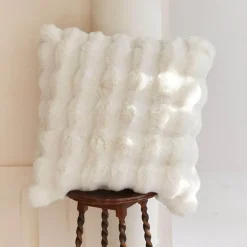 Weiches Dekokissen aus Kunstfell - Genevieve Kissen