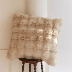 Weiches Dekokissen aus Kunstfell - Genevieve Kissen