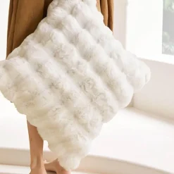 Weiches Dekokissen aus Kunstfell - Genevieve Kissen