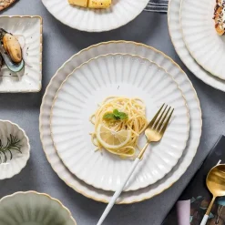 Weißes Esstellerset aus Keramik - Geschirr der japanischen Serie