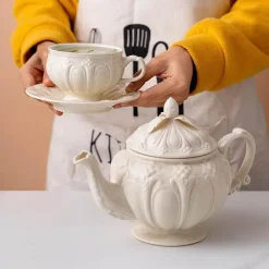 Weißes Porzellan-Teeservice – Elegante englische Teetassen und Kaffeekanne