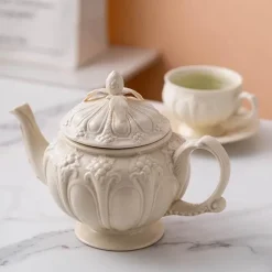 Weißes Porzellan-Teeservice – Elegante englische Teetassen und Kaffeekanne