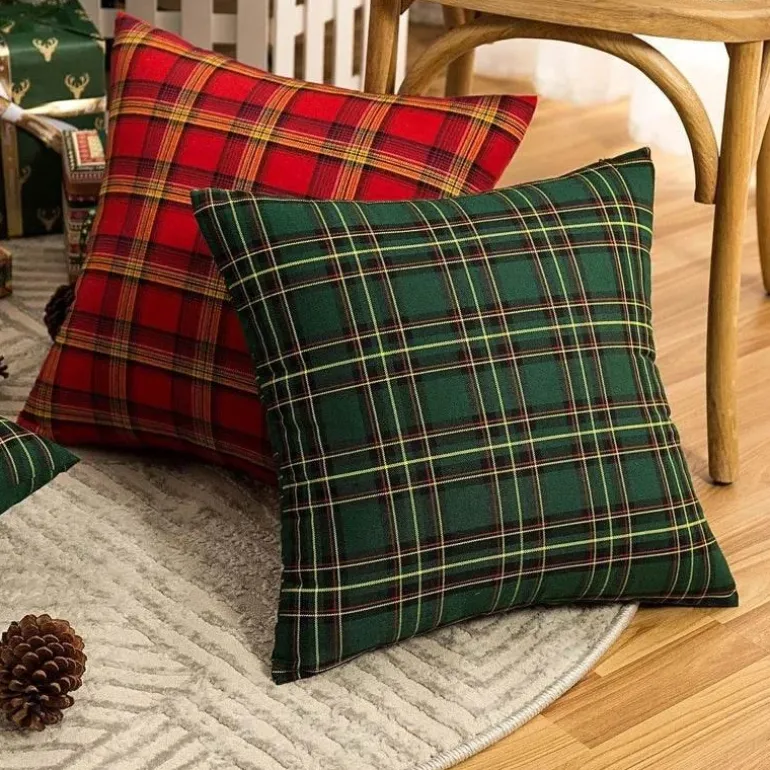 Weihnachtlich karierte Kissenhülle - Grünes und rotes Kissen für die Heimdekoration