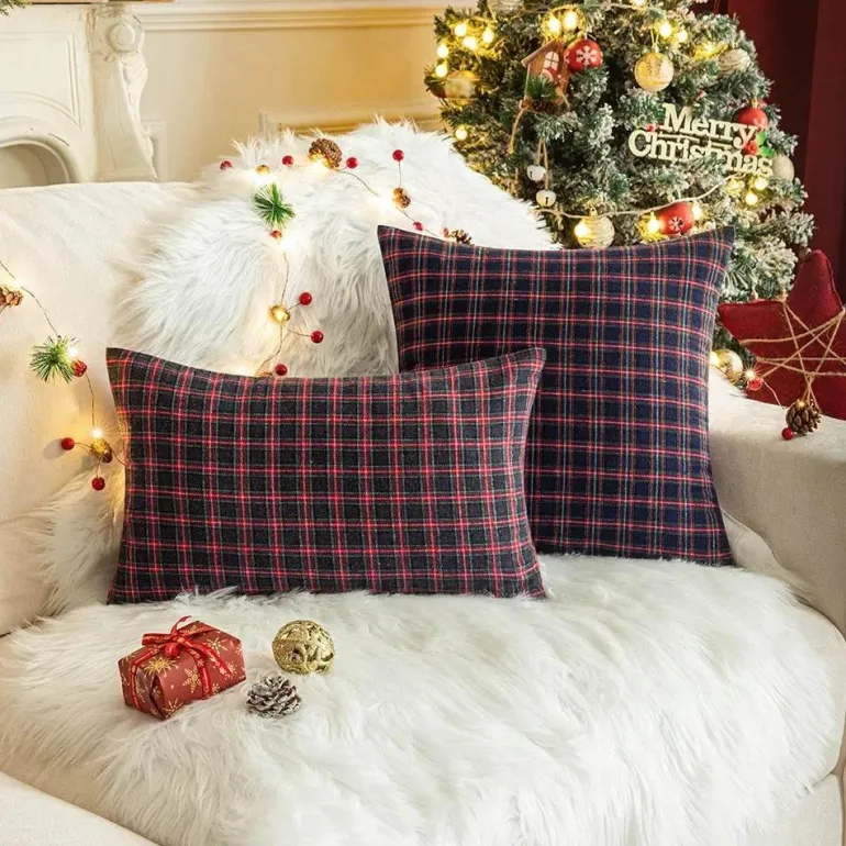 Weihnachtlich karierte Kissenhülle - Grünes und rotes Kissen für die Heimdekoration
