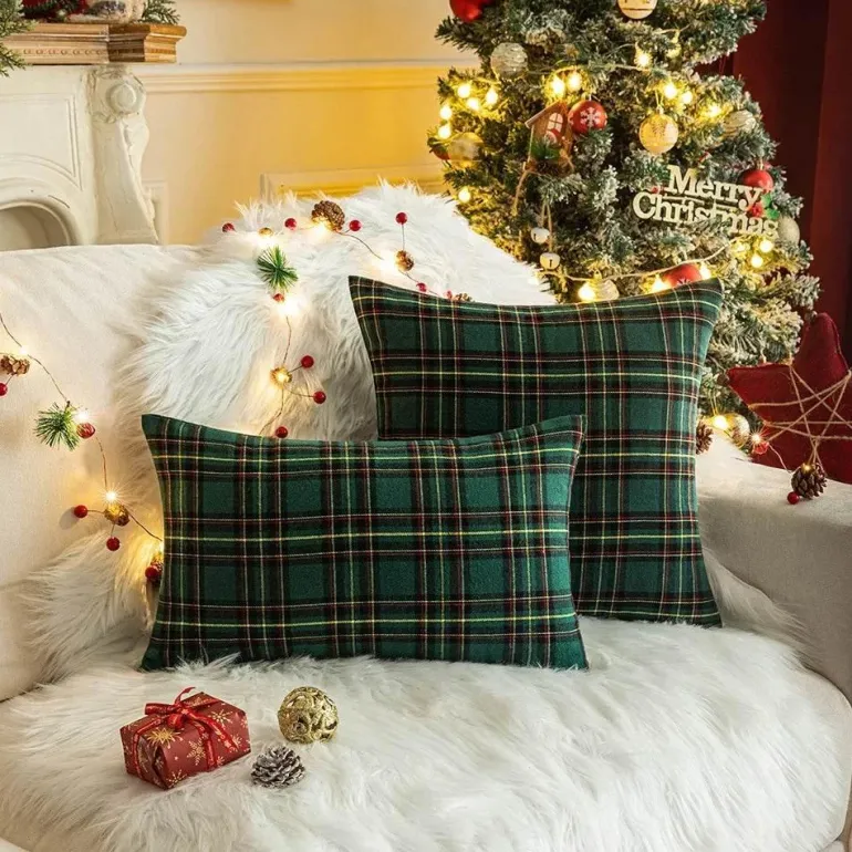 Weihnachtlich karierte Kissenhülle - Grünes und rotes Kissen für die Heimdekoration