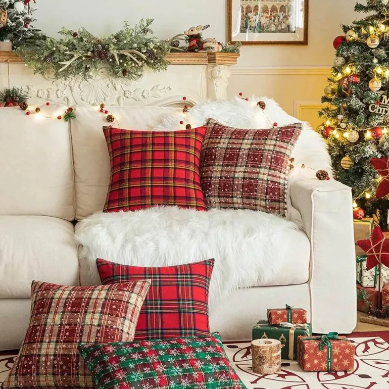 Weihnachtlich karierte Kissenhülle - Grünes und rotes Kissen für die Heimdekoration