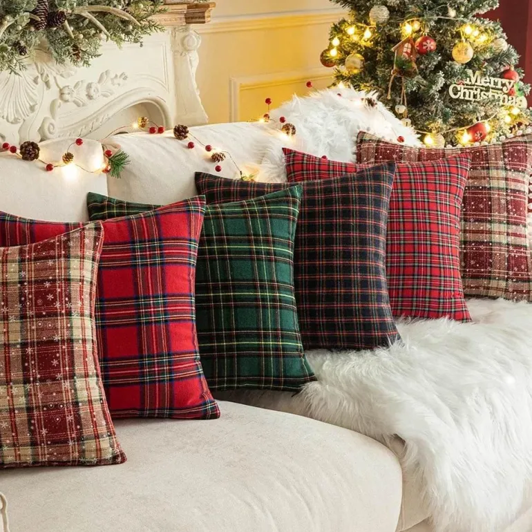 Weihnachtlich karierte Kissenhülle - Grünes und rotes Kissen für die Heimdekoration