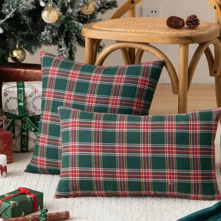 Weihnachtlich karierte Kissenhülle - Grünes und rotes Kissen für die Heimdekoration