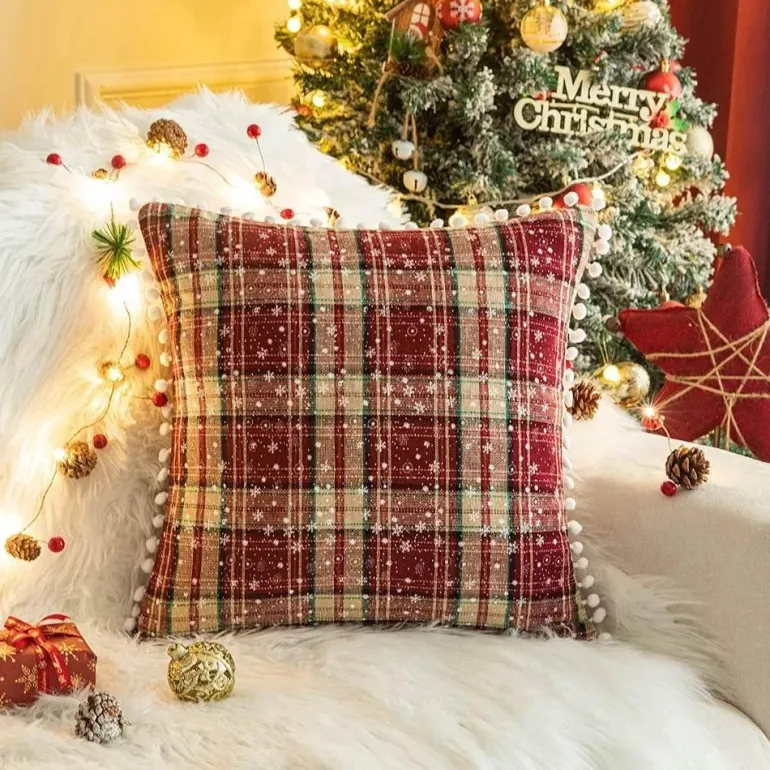 Weihnachtlich karierte Kissenhülle - Grünes und rotes Kissen für die Heimdekoration