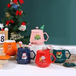 Weihnachtliches Keramiktassen-Set mit Weihnachtsmann- und Elch-Motiv