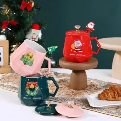 Weihnachtliches Keramiktassen-Set mit Weihnachtsmann- und Elch-Motiv