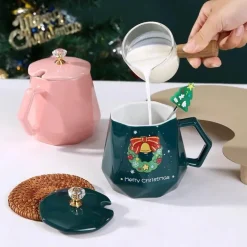 Weihnachtliches Keramiktassen-Set mit Weihnachtsmann- und Elch-Motiv